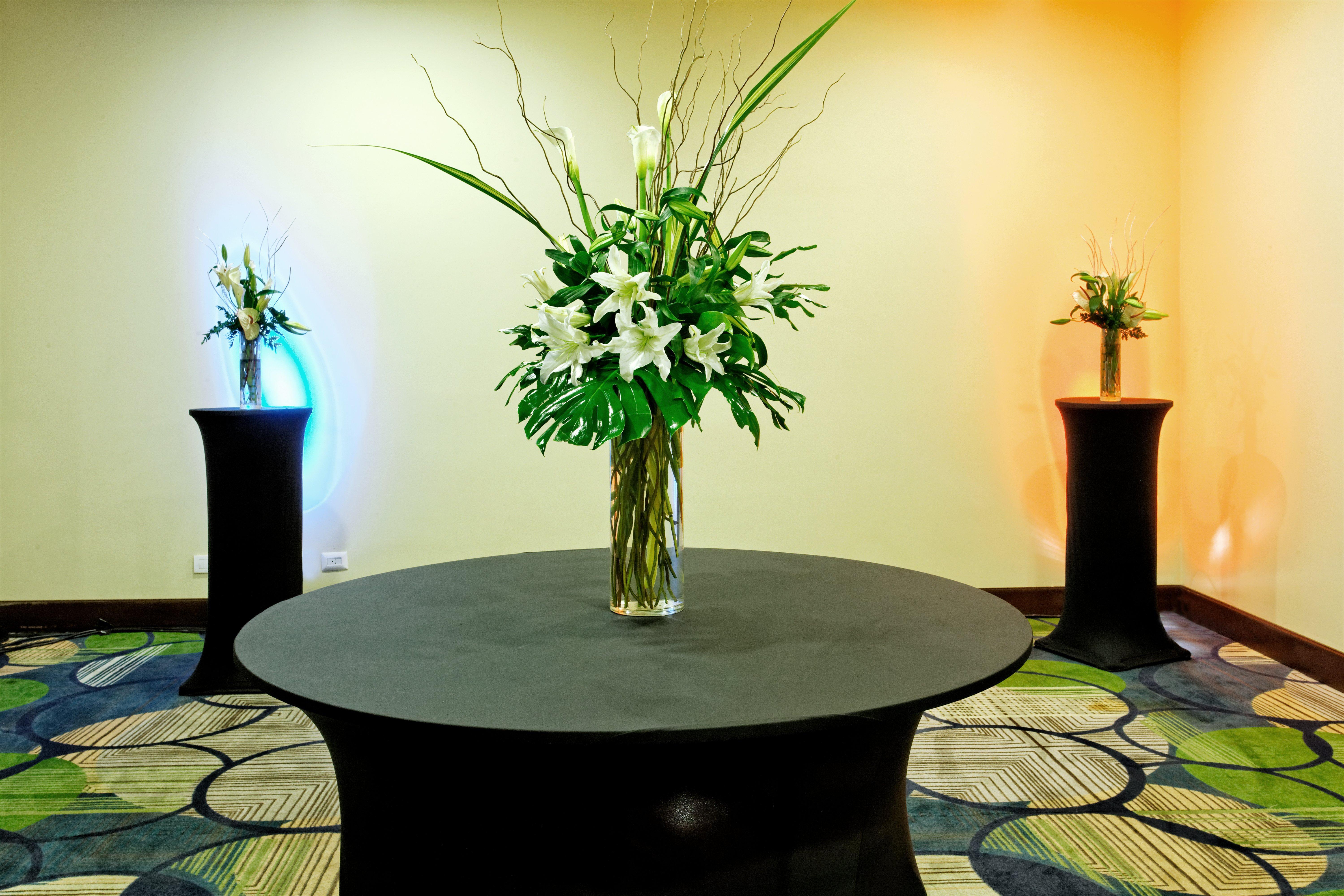 Holiday Inn Santo Domingo By Ihg Exterior foto A cocktail table with a flower arrangement
