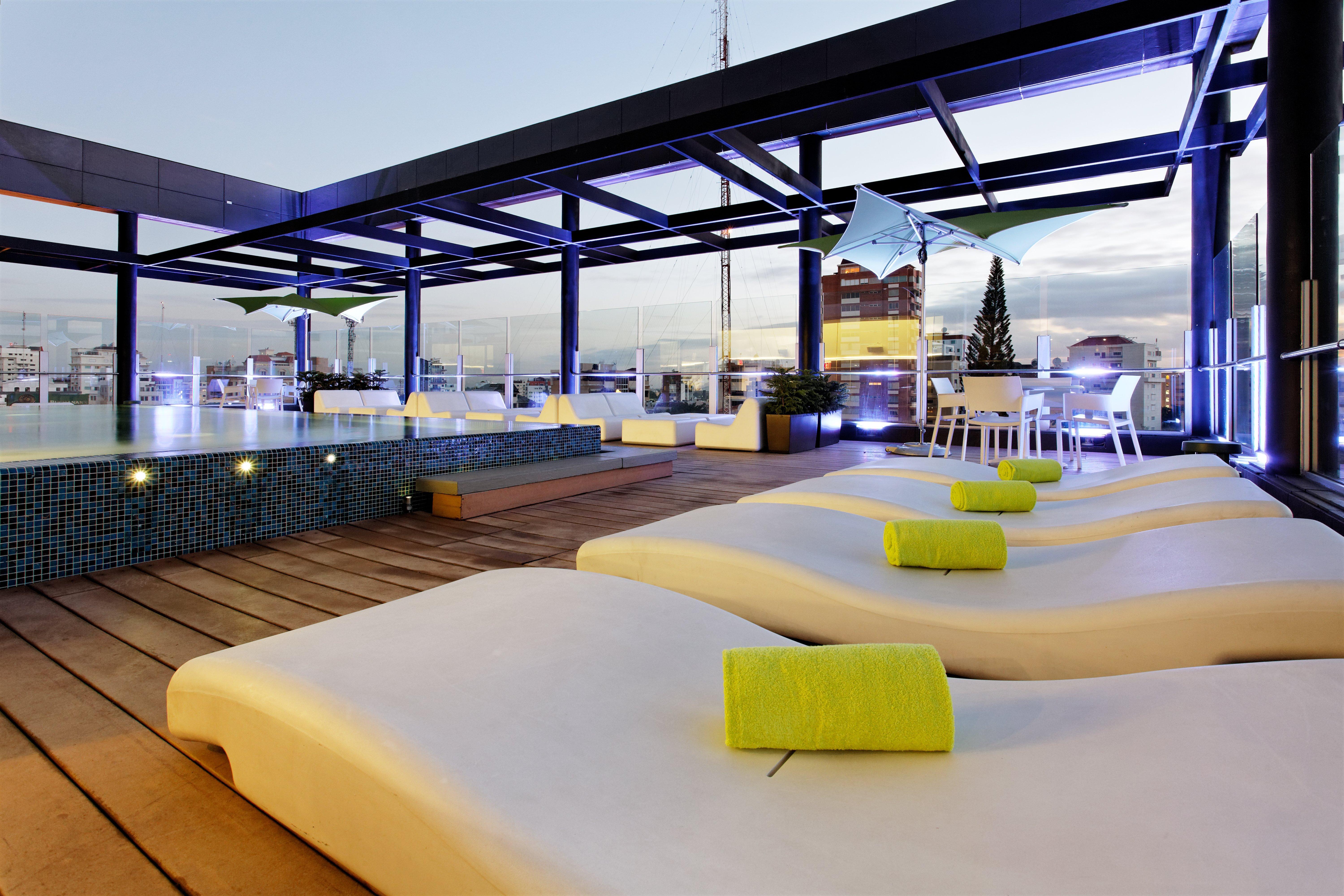 Holiday Inn Santo Domingo By Ihg Exterior foto The rooftop pool at the hotel