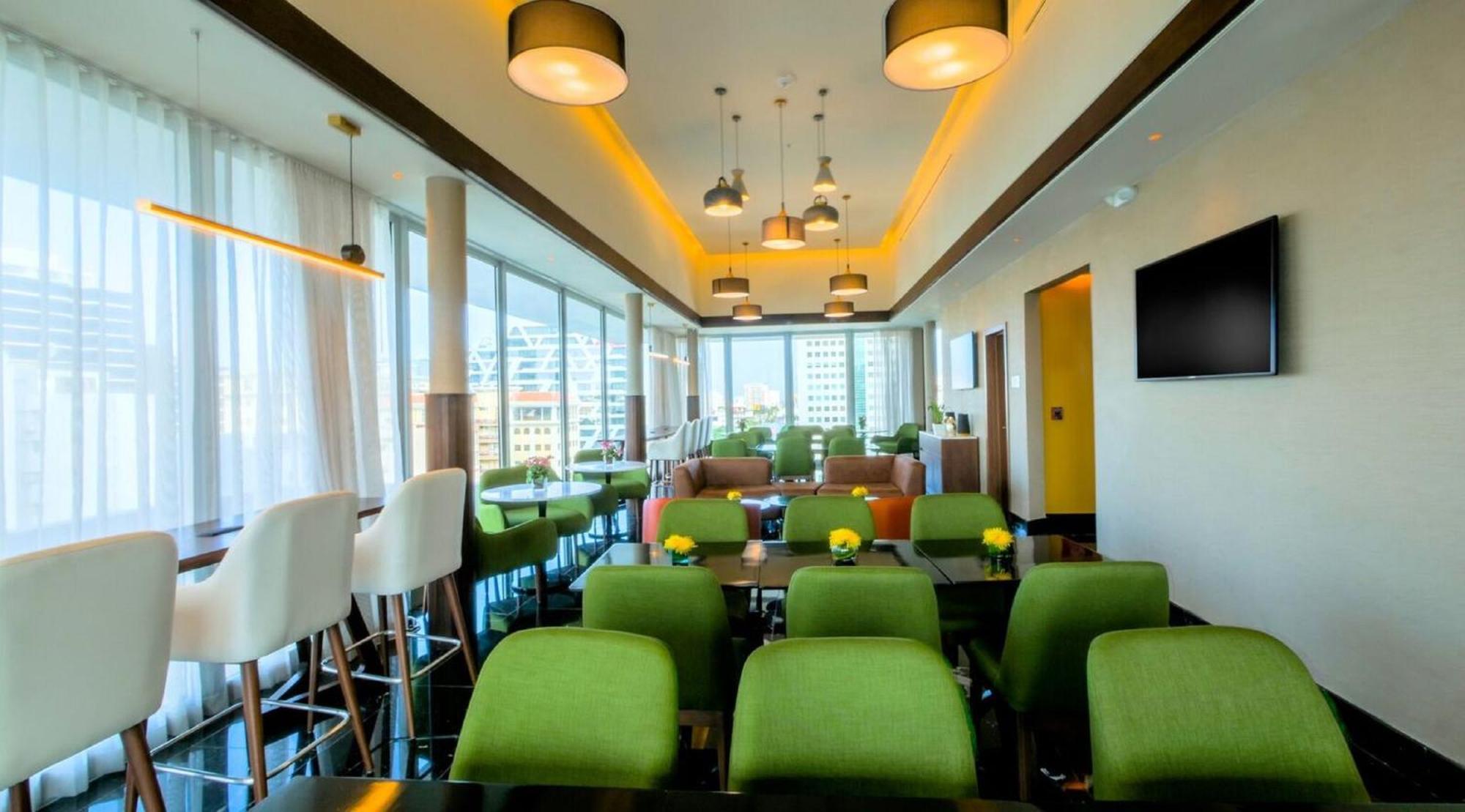 Holiday Inn Santo Domingo By Ihg Exterior foto The lounge at the airport