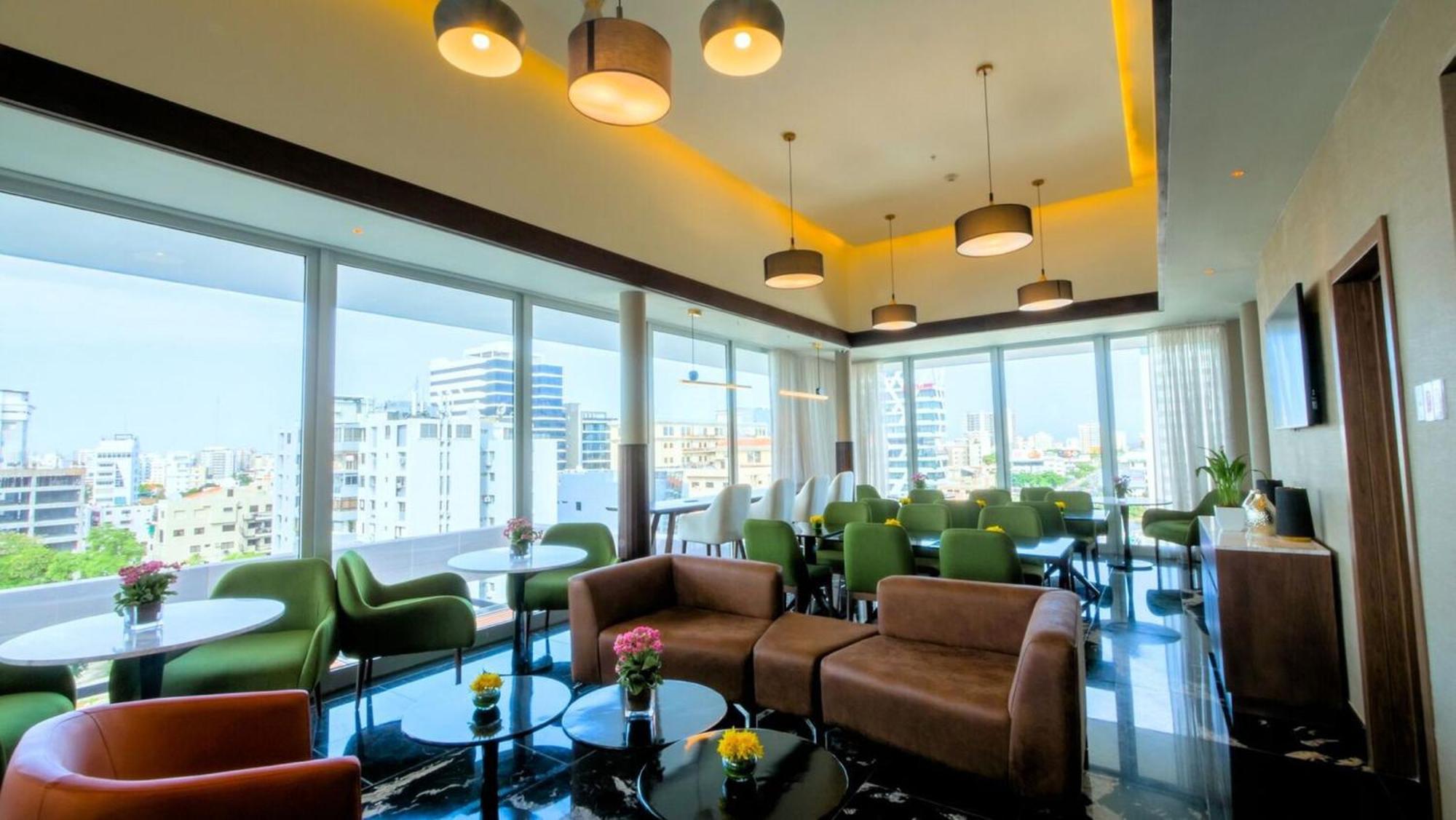 Holiday Inn Santo Domingo By Ihg Exterior foto The lounge at the airport