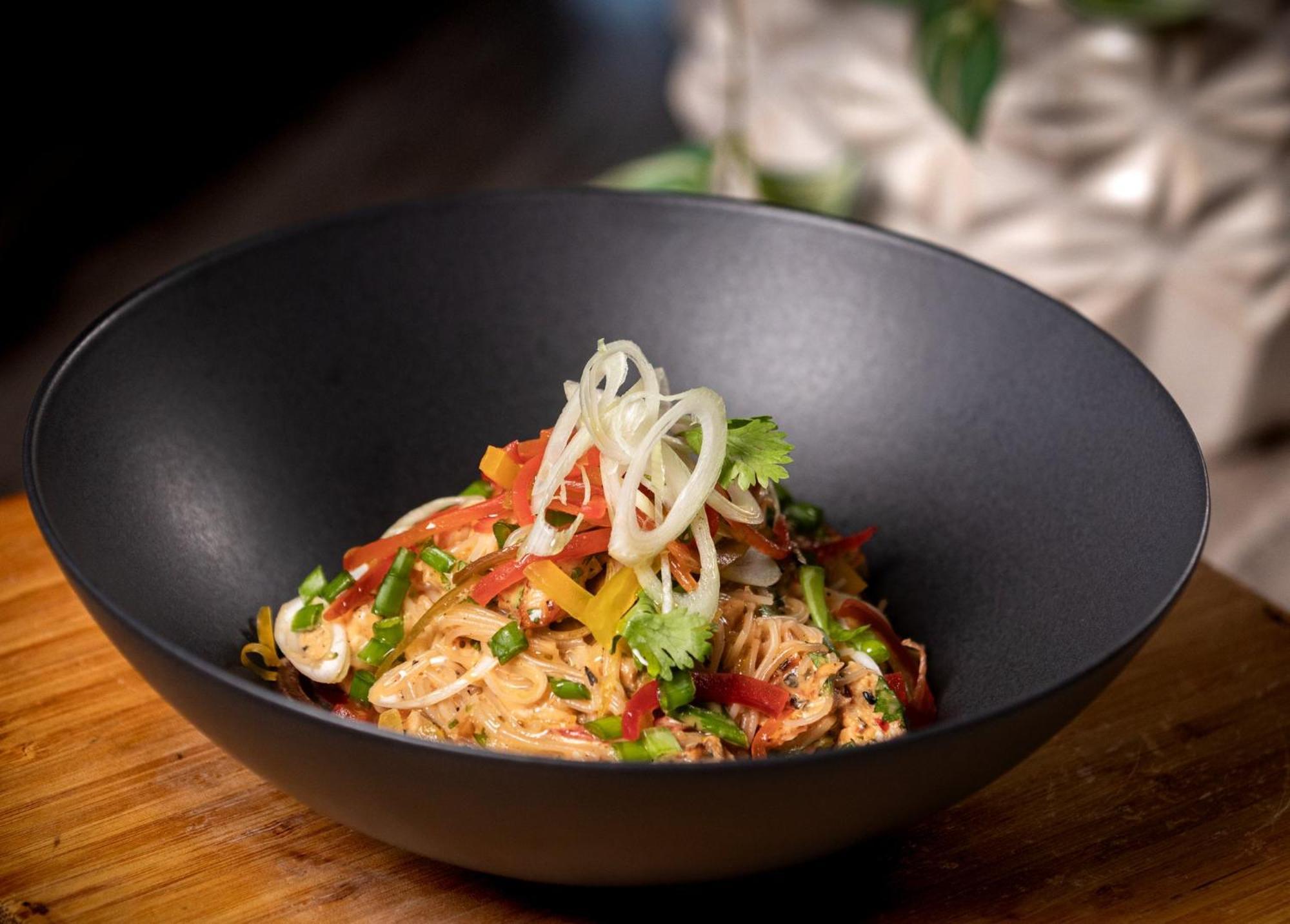 Holiday Inn Santo Domingo By Ihg Exterior foto A bowl of Thai peanut chicken