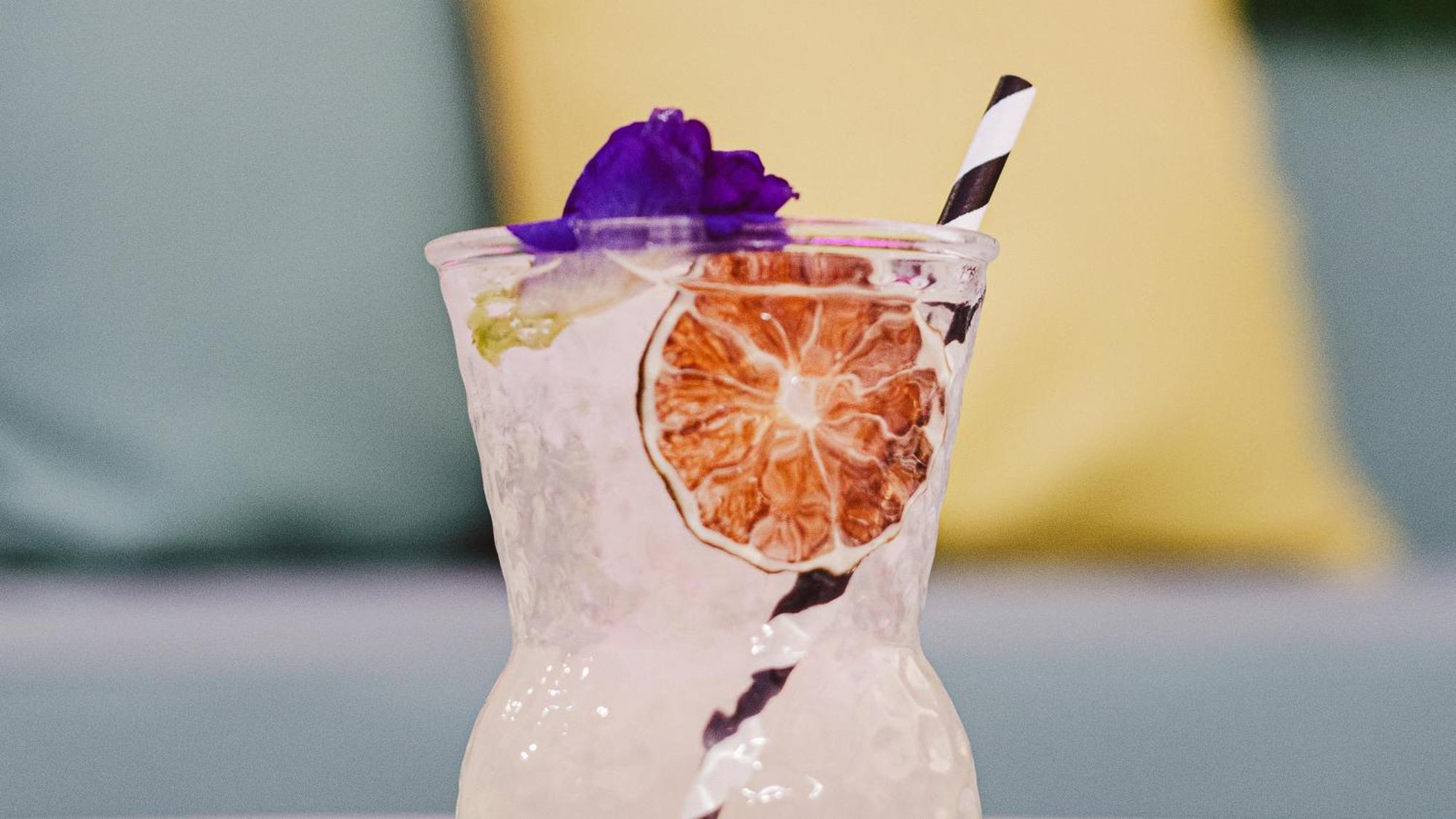 Holiday Inn Santo Domingo By Ihg Exterior foto A cocktail with a paper straw
