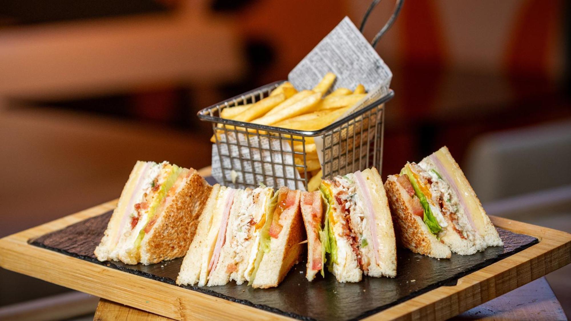 Holiday Inn Santo Domingo By Ihg Exterior foto A club sandwich with chips