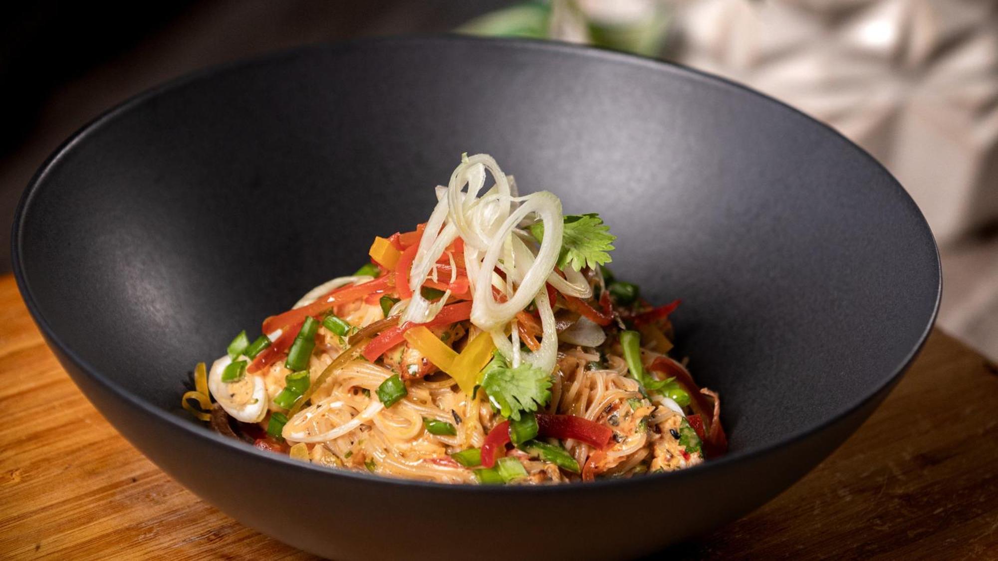 Holiday Inn Santo Domingo By Ihg Exterior foto A bowl of Thai peanut chicken salad
