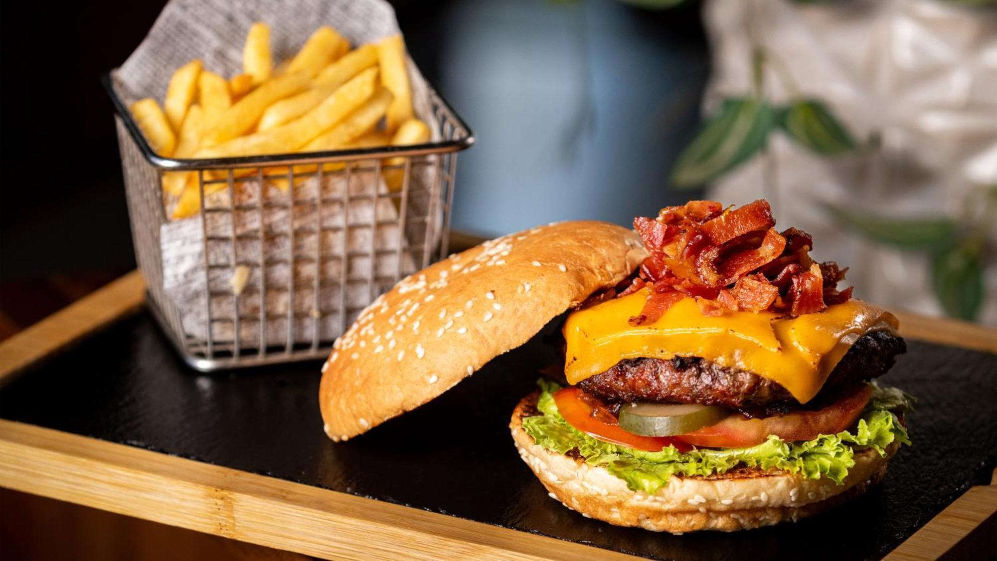 Holiday Inn Santo Domingo By Ihg Exterior foto A cheeseburger with bacon