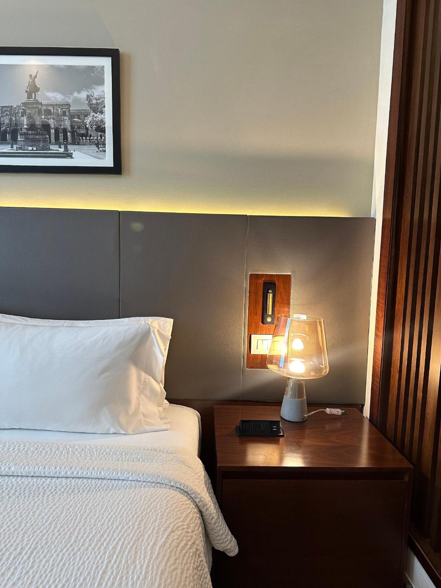Holiday Inn Santo Domingo By Ihg Exterior foto A bedside table with a lamp