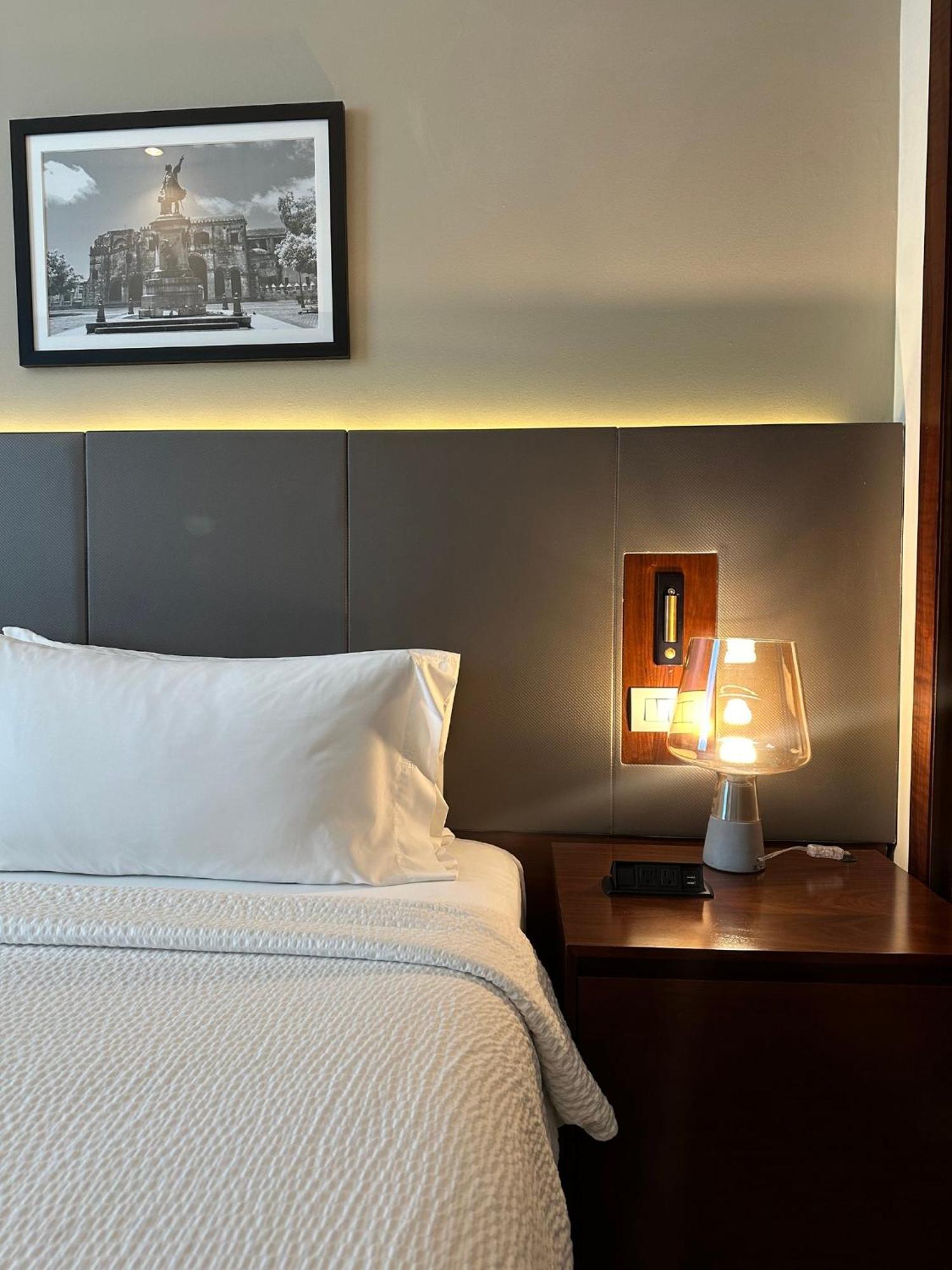 Holiday Inn Santo Domingo By Ihg Exterior foto A bedside table