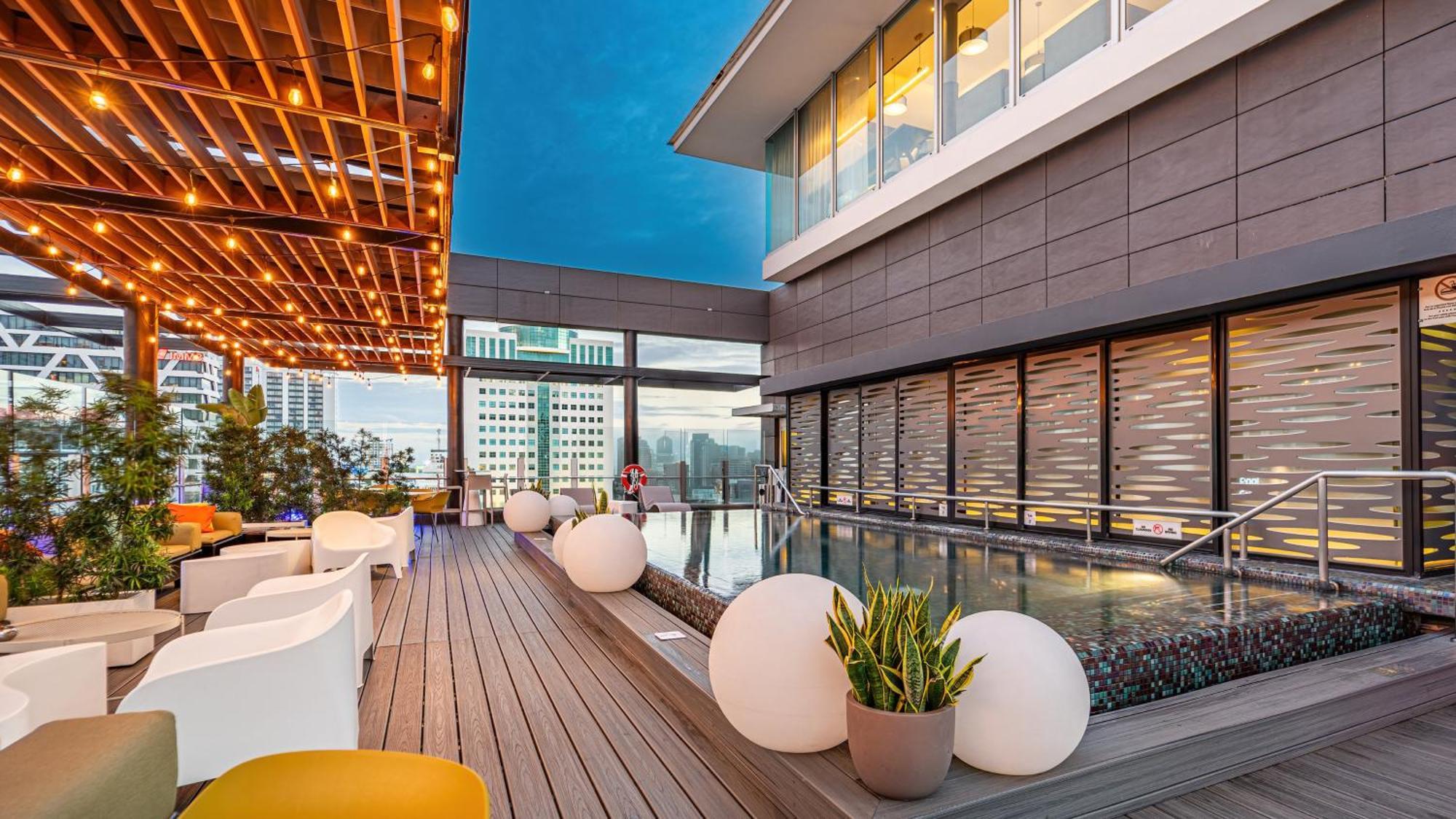 Holiday Inn Santo Domingo By Ihg Exterior foto The rooftop pool at the hotel