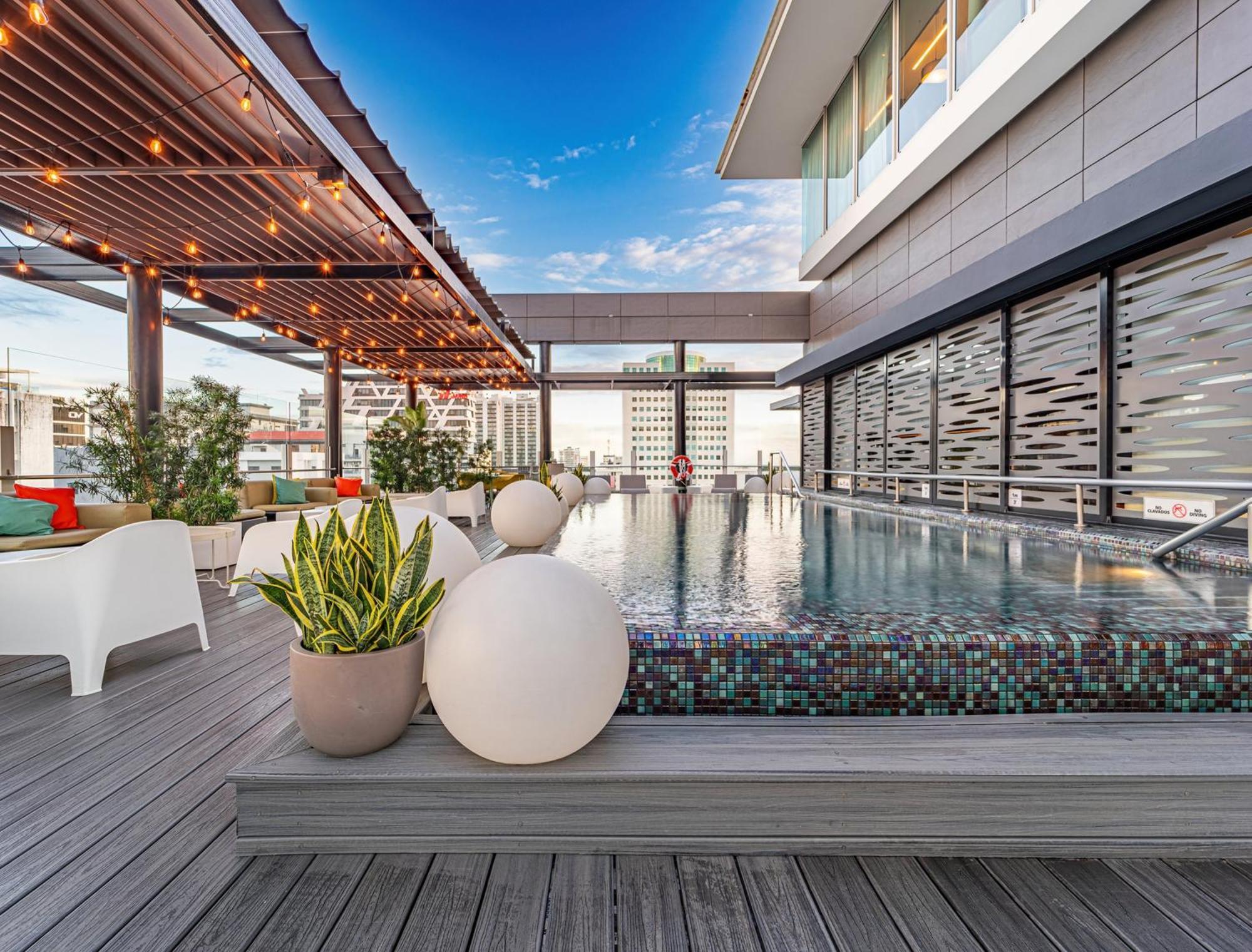 Holiday Inn Santo Domingo By Ihg Exterior foto Rooftop pool at the hotel